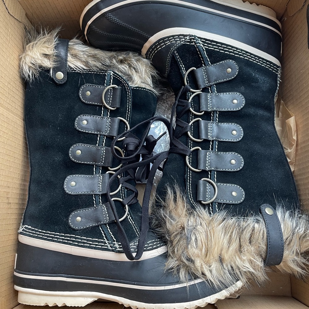 Joan of artic sorel boots. Color black. Size 8. Used in great condition.